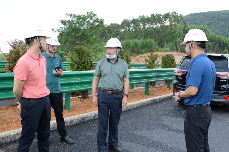 覃炳賢(右二)檢查蒙象來高速沿線交安、綠化工程_副本.jpg