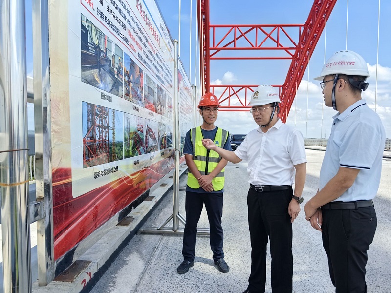 周靈(右二)在正龍紅水河特大橋調研 覃芳攝.jpeg